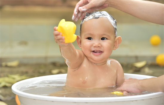 三个月大的宝宝出现腹泻症状，家长该如何应对？